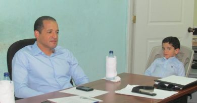 Juan de los Santos realiza inspección en la Dirección de Limpia acompañado de uno de sus hijos un lunes 30 de abril