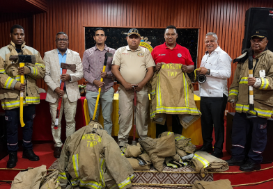 Concejal Falio Leyba-Martínez dona uniformes y equipos de salvamento al Cuerpo de Bomberos de Santo Domingo Este