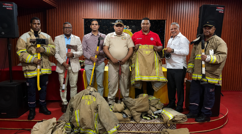 Concejal Falio Leyba-Martínez dona uniformes y equipos de salvamento al Cuerpo de Bomberos de Santo Domingo Este