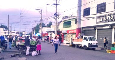 Aceras ocupadas y peatones en peligro: el desorden vuelve a la San Vicente de Paúl