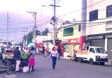 Aceras ocupadas y peatones en peligro: el desorden vuelve a la San Vicente de Paúl