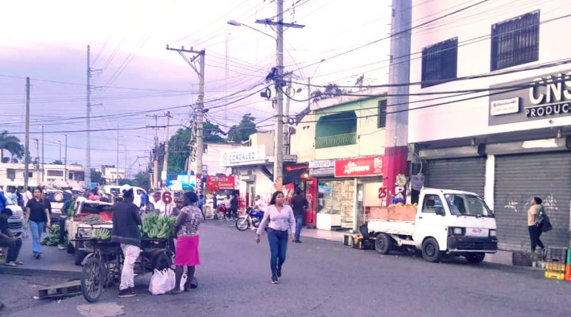 Aceras ocupadas y peatones en peligro: el desorden vuelve a la San Vicente de Paúl