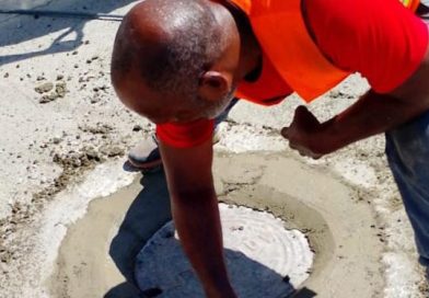 Alcaldía SDE aclara tapas de filtrantes en la calle Progreso esquina Hípica fueron instaladas conforme al proceso técnico