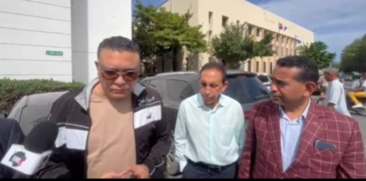 Doctor Cruz Jiminian y Nelson Gutiérrez entregan a comunicador Jossan Capell ante el Ministerio Público