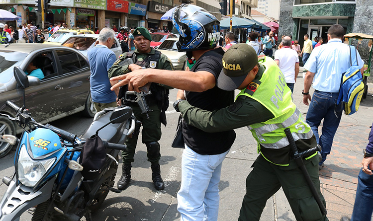 MILITARES Y POLICÍAS  QUE IMPIDAN SER GRABADOS EN UNA ACTUACIÓN SERÁN SANCIONADOS CON 15 DÍAS A 1 AÑO DE PRISIÓN