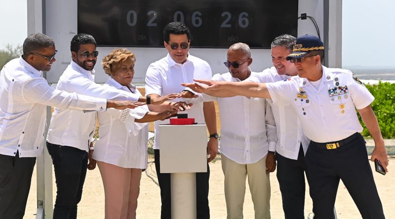 David Collado inicia el malecón Boca Chica y dos parques.